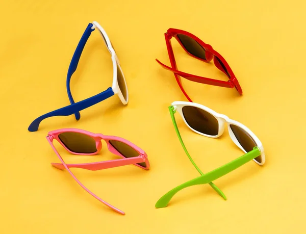 Gafas Sol Modernas Plástico Con Monturas Colores Sobre Fondo Amarillo — Foto de Stock