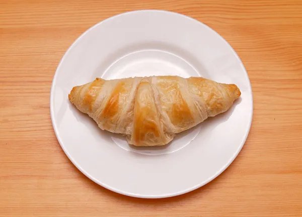 Sült Ropogós Vajas Croissant Kerámia Tányéron Konyhában — Stock Fotó