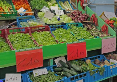 Küçük marketlerde plastik kasalarda taze taze organik sebzeler.