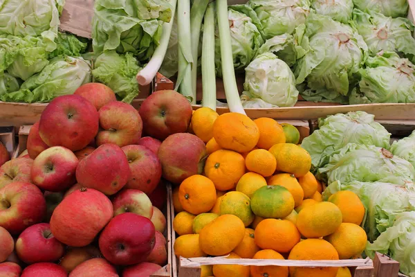 Büyük Miktarlarda Taze Organik Meyve Sebze Pazarda Satılıyor — Stok fotoğraf