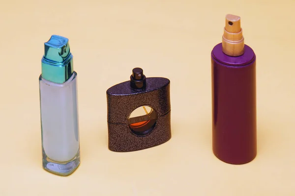 Perfume Outros Produtos Higiene Pessoal Garrafas Com Bomba Isolada Fundo — Fotografia de Stock