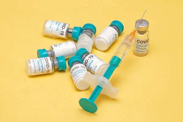 Högen Med Coronavirusvacciner Glasflaskor Bredvid Sprutan Med Nålinjektion — Stockfoto