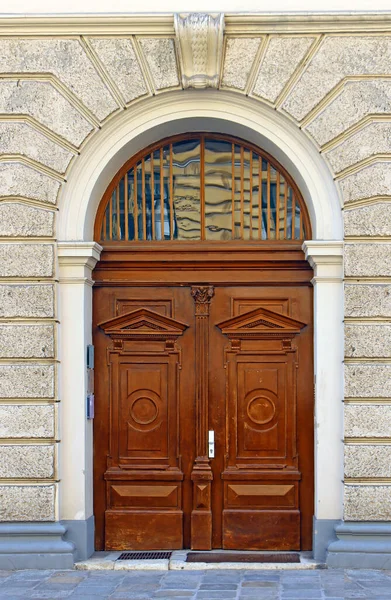 Old Closed Brown Wooden Entrance Door Stone Wall Facade — Stockfoto