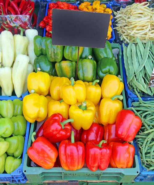 Colorful Raw Organic Bell Peppers Plastic Crates Sold Market — Zdjęcie stockowe