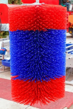 Süt ürünleri çiftliğinde günlük bakım için büyük renkli inek tırmığı fırçası.