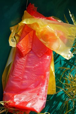 Marketlerde ve yeşil marketlerde ürünleri toplamak için kullanılan renkli plastik poşetler