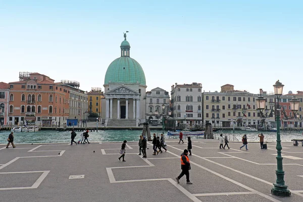 Venice Italy January 2017 Tourists Locals Walking Square Grand Canal — Stock Photo, Image