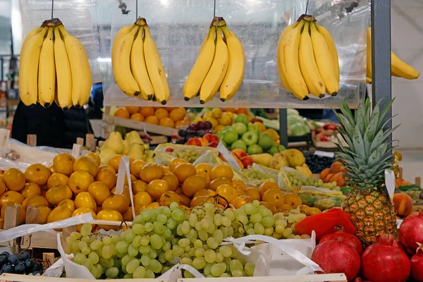 Frutas Orgánicas Frescas Vendidas Puestos Mercado Aire Libre Llenos Frutas —  Fotos de Stock
