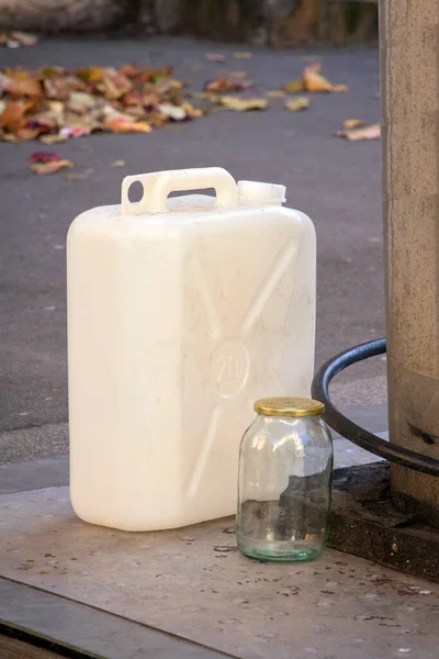 Pusta Plastikowa Butelka Dzbankiem Zewnątrz Ulicy Gotowa Napełnienia Wodą Nagłych — Zdjęcie stockowe