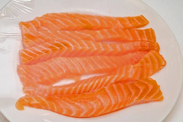 皿の上に生の鮭の切り身 — ストック写真
