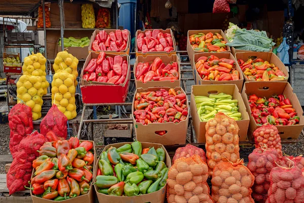 Čerstvé Organické Syrové Zralá Zelenina Hromady Uvnitř Beden Prodávaných Trhu — Stock fotografie