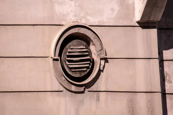 Velha Janela Círculo Oval Fachada Pedra Com Eixo Metal Enferrujado — Fotografia de Stock