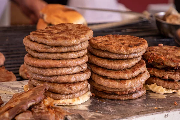 Pila Hamburguesas Parrilla Vendidas Feria Del Mercado Local — Foto de Stock