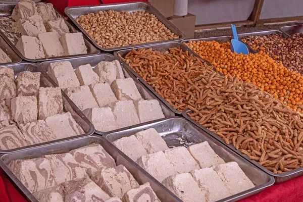 市集期间 市集摊位出售的传统节庆食品及坚果小吃 — 图库照片