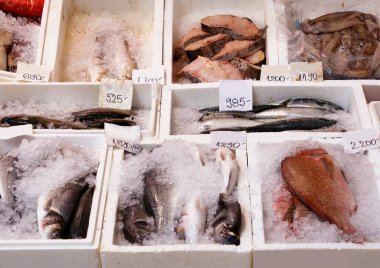 Piyasada taze çiğ balık satılıyor.