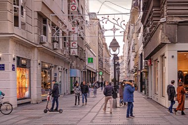 Belgrad, Sırbistan - 28 Kasım 2021: Sırbistan 'ın başkenti Belgrad' da yürüyen Kneza Mihaila caddesi, insanların kış mevsiminde Noel alışverişi yaptıkları bir yer..