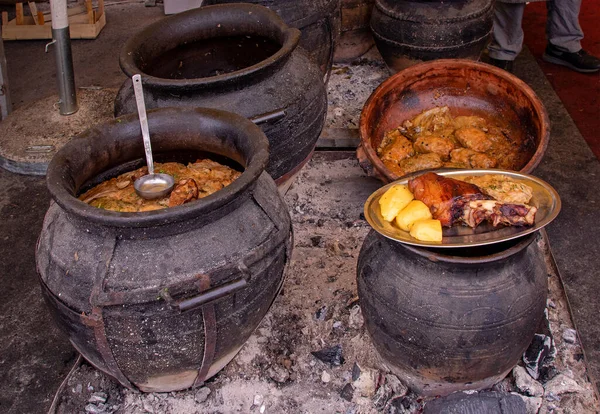 Регіональна Традиційна Їжа Регіону Балкан Приготована Глиняних Горщиках Подається Гарячою — стокове фото