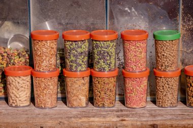 Plastik kaplarda kurumuş akvaryum balığı besin taneleri