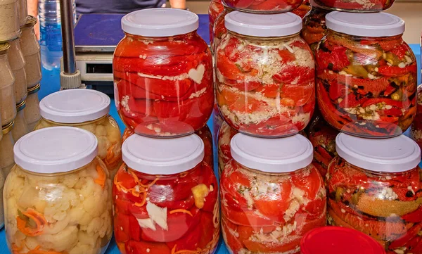 Hausgemachtes Eingelegtes Gemüse Lebensmittel Lagerung Glasgefäßen Auf Dem Markt Verkauft — Stockfoto