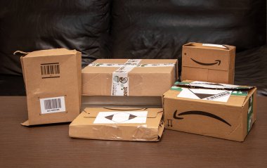 Londra, Birleşik Krallık - 06 Aralık 2021: Amazon ve diğer satıcı paketleri yığını Ben 'i ev adresine teslim etti ve oturma odasının içindeki masaya koydu.