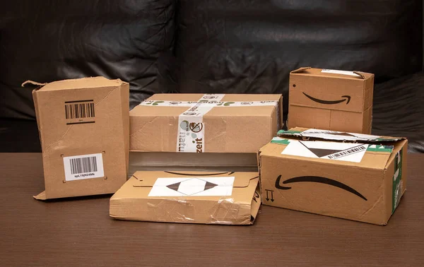 Londra Birleşik Krallık Aralık 2021 Amazon Diğer Satıcı Paketleri Yığını Stok Resim