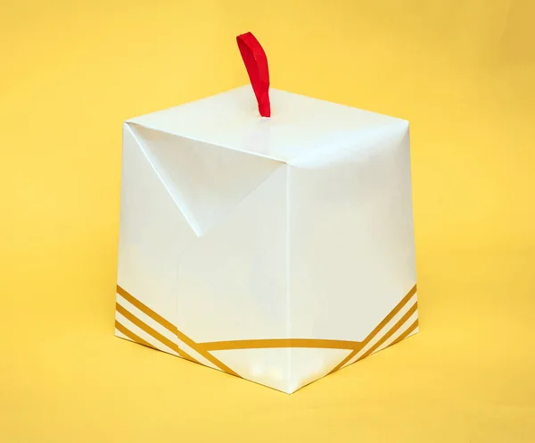 Geschlossene Weiße Tortenschachtel Aus Pappe Isoliert Auf Gelbem Hintergrund — Stockfoto