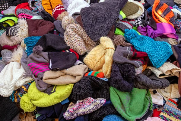 Großer Stapel Bunter Wintermützen Aus Warmer Wolle Auf Dem Markt — Stockfoto