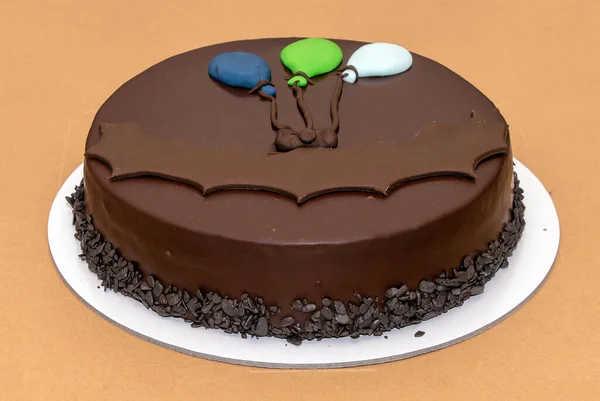 椭圆形盘子上装饰有气球的巧克力蛋糕 — 图库照片
