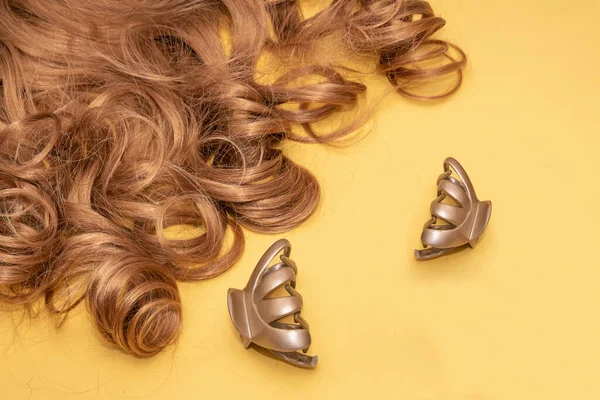 Dunkelblondes Lockiges Haar Mit Plastikhaarclips Zum Styling Bereit — Stockfoto