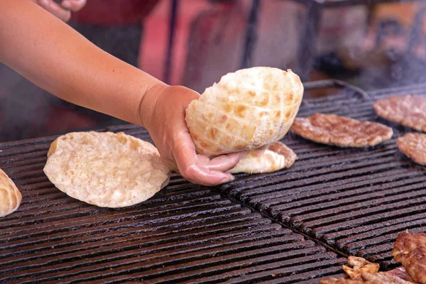 Vrouwelijke Handen Die Broodbroodbroodbroodjes Vasthouden Gegrilde Hamburgers Doen Die Lokale — Stockfoto