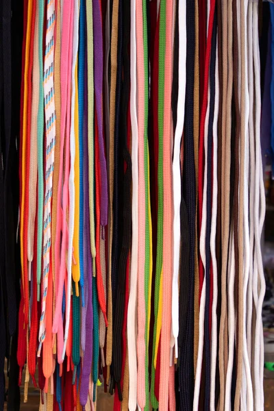 Μακριά Πολύχρωμα Κορδόνια Παπουτσιών Που Πωλούνται Στην Αγορά — Φωτογραφία Αρχείου