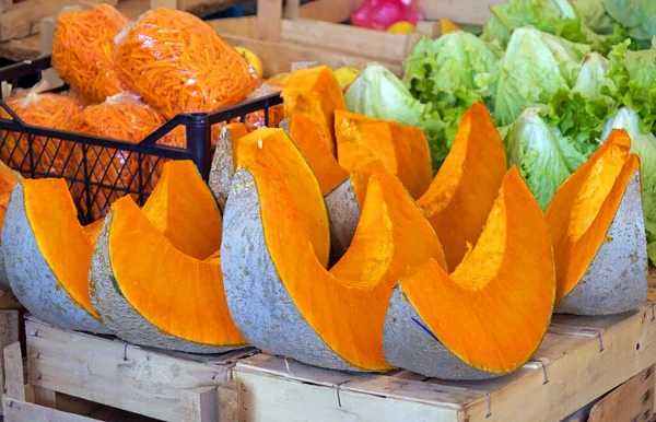 Sliced Pumpkin Pieces Sold Outdoors Market Stall — Stock Photo, Image