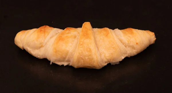 Ropogós Sült Ropogós Vaj Croissant Tészta Fekete Alapon — Stock Fotó