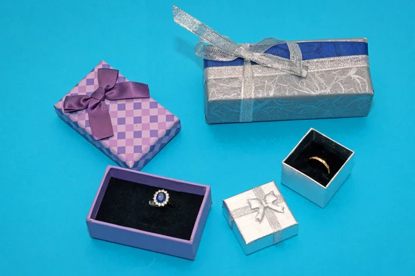 打开装有戒指的装饰性礼品盒 作为礼物 — 图库照片