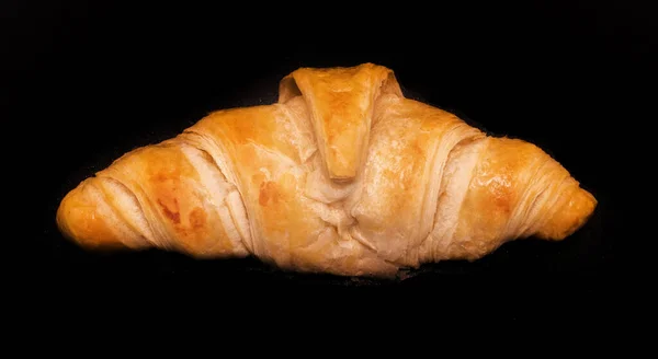 Singola Pasta Croissant Burro Appena Sfornata Fondo Nero — Foto Stock