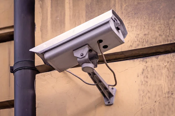 Kamera Monitoringu Ulicy Przymocowana Fasady Budynku — Zdjęcie stockowe