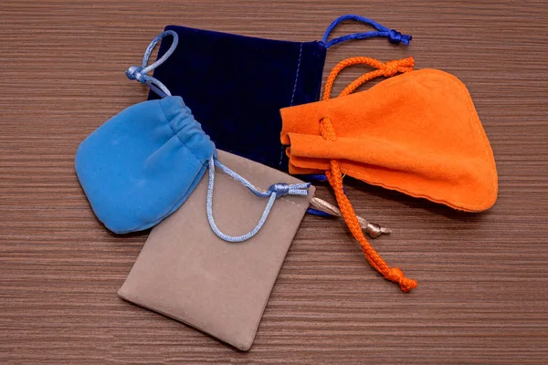 Bolsas Terciopelo Coloridas Utilizadas Como Bolsas Joyería Mesa Madera —  Fotos de Stock