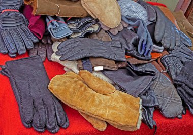 Kış süresince açık hava pazarında satılan deri ve yün eldivenler.