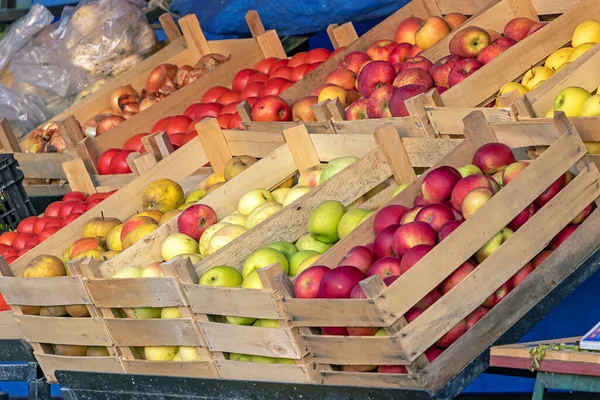 Frische Rohe Bio Äpfel Stapeln Sich Holzkisten Die Marktstand Verkauft — Stockfoto