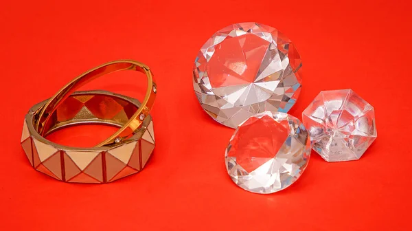 Goldarmbänder Weiblichen Armbandschmuck Mit Großen Funkelnden Diamanten Auf Der Seite — Stockfoto