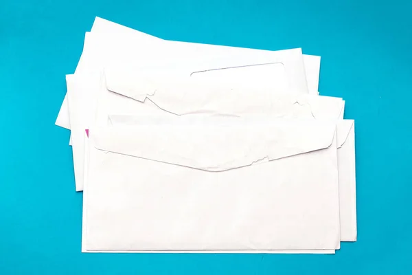 Stapel Lege Open Gescheurde Enveloppen Blauwe Achtergrond — Stockfoto