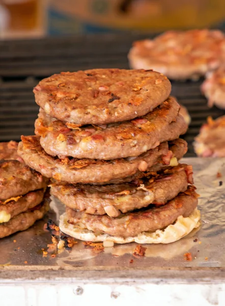 Montón Hamburguesas Parrilla Preparadas Mercado — Foto de Stock