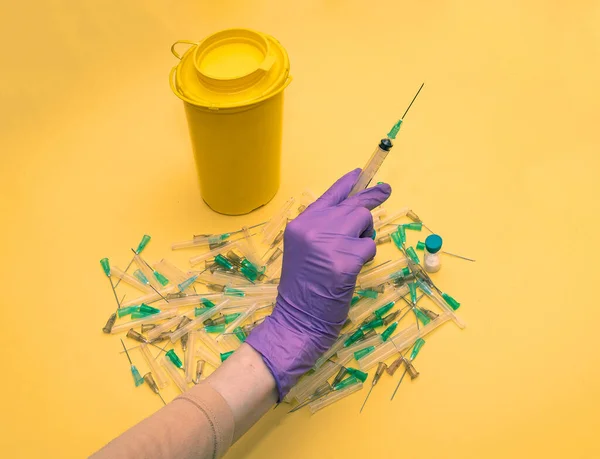 感染性針の使用杭の上に保護ラテックス手袋保持注射器の女性の手 — ストック写真
