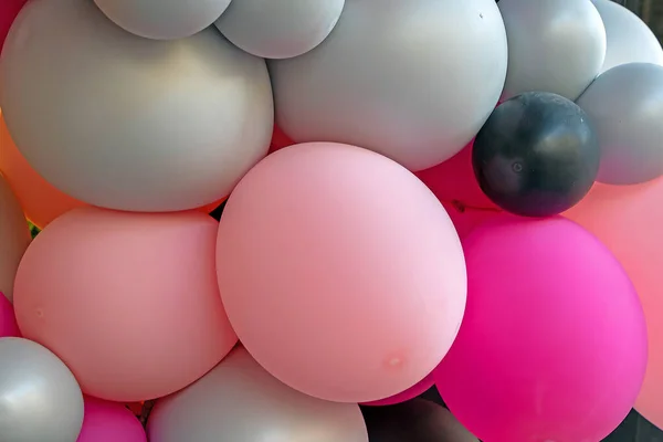 Roze Ballonnen Stapel Feest Buiten Straat — Stockfoto