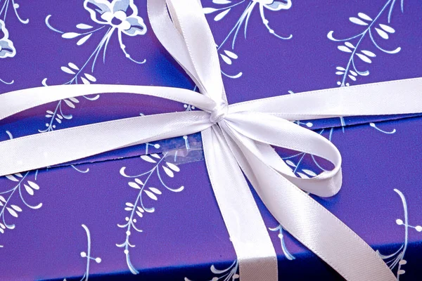 Подарочная Коробка Упакована Голубую Декоративную Бумагу Связана Белым Бантом — стоковое фото