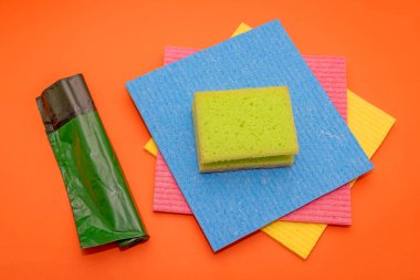 Modern ev temizlik ekipmanları yüzey yıkama ve atık imhası için kullanılır.