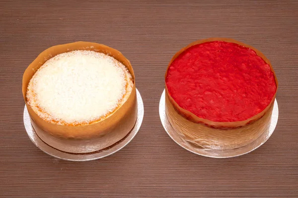 Διάσημα Cheesecakes Επιδόρπια Πρωτότυπο Και Βατόμουρο Φρούτων Συμπλήρωση Ξύλινο Τραπέζι — Φωτογραφία Αρχείου