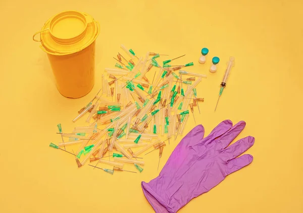 プラスチック製の処分容器とラテックス手袋を使用した毒性医療廃棄物の山 — ストック写真