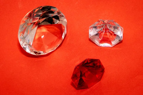 Diamantes Brilhantes Claros Vermelhos Isolados Sobre Fundo Vermelho — Fotografia de Stock