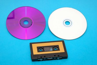 Retro hipster müzik kayıtları ses kasetleri ve mavi arkaplanda izole edilmiş CD 'ler